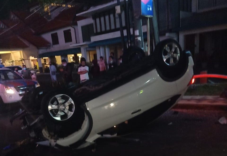 podiumnews.com-Oleng, Sebuah Mobil Terbalik Tabrak Tiang Listrik di Kuta